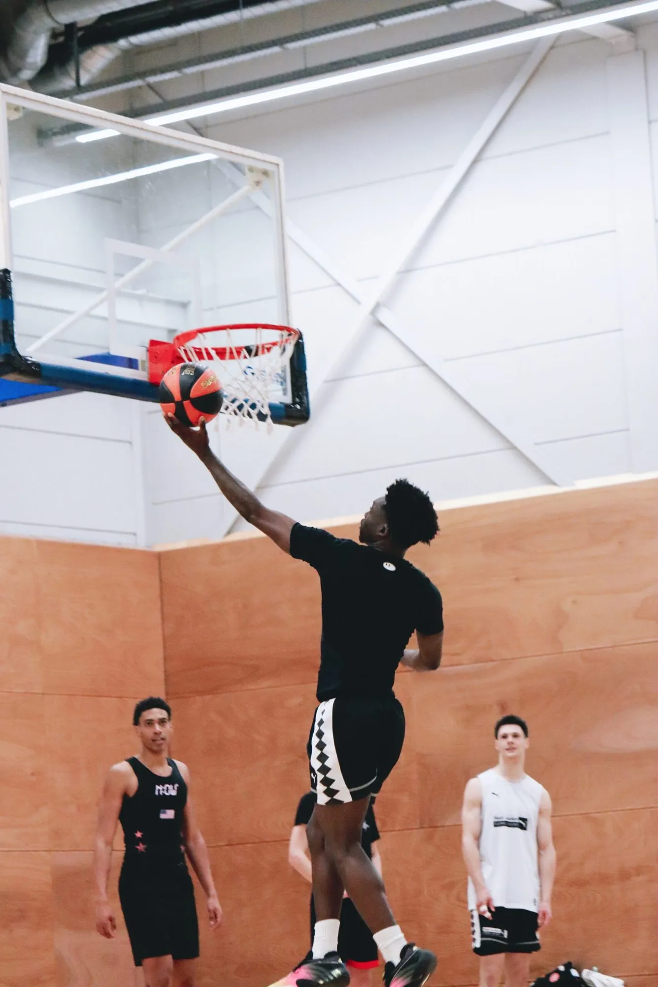 Speler van NRG Basketball legt de bal in de basket tijdens een training in de Erasmushal