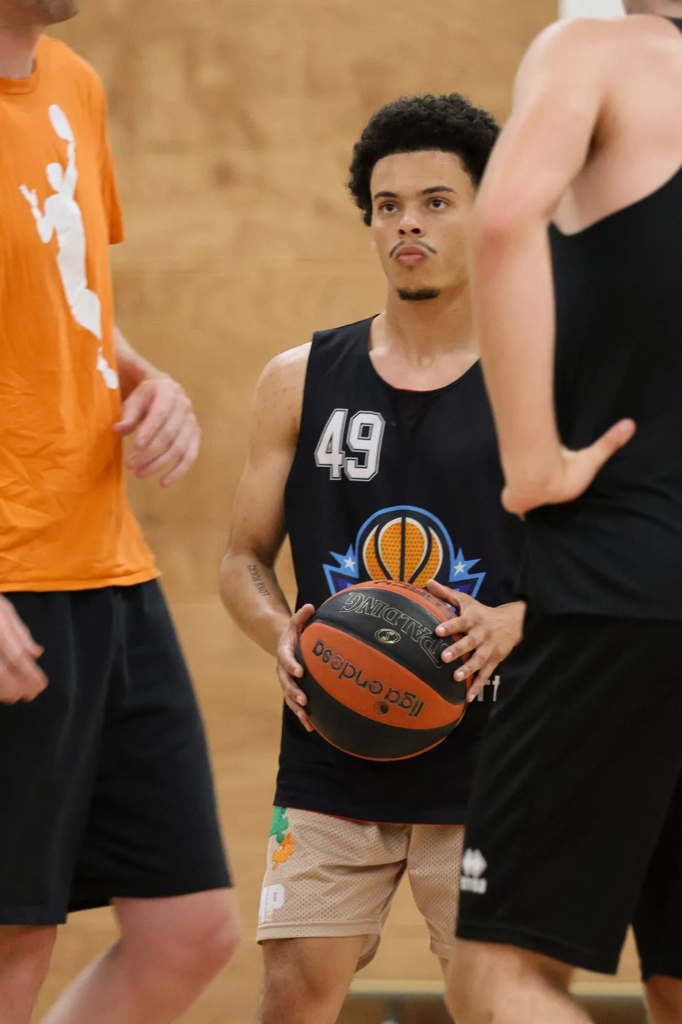 Speler van NRG Basketball houdt een bal vast voor het begin van de training