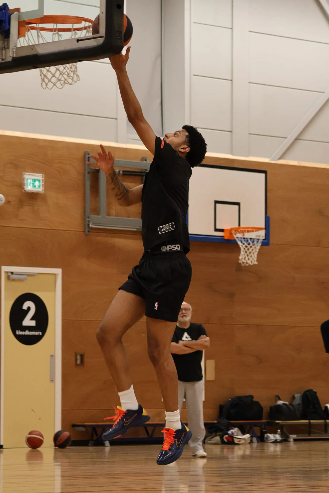 Speler tikt de bal hoog boven de ring binnen