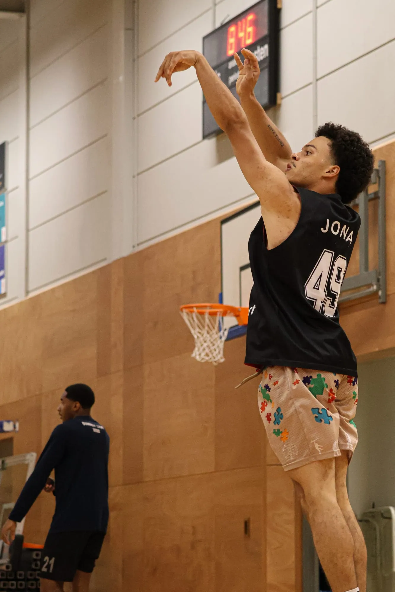 Speler komt boven de ring uit bij een layup